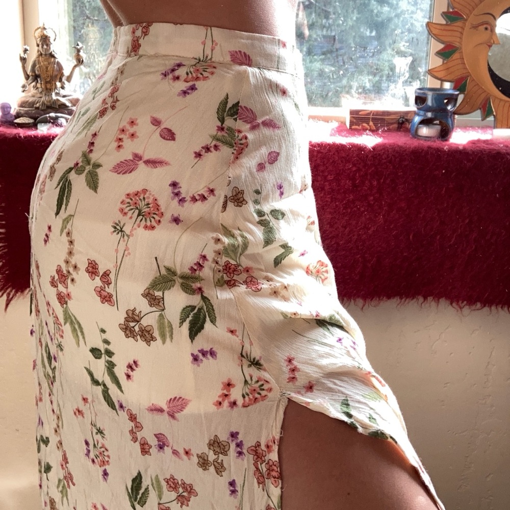 Beautiful long floral skirt with leg slits !! - Picture 1 of 3